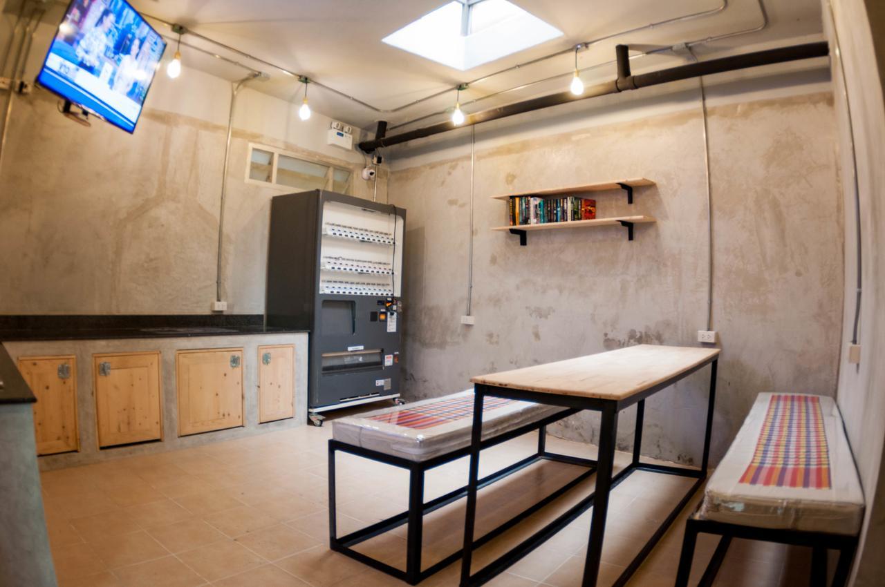 Hostel A'Stel Bangrak (Adults Only) Bangkok Zewnętrze zdjęcie